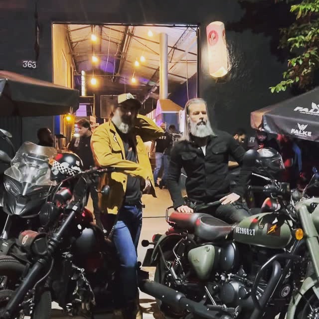 Respost @classicridersbh e @vicenteribeiro_ 

"Dia 18 de maio, vão acontecer dois eventos sensacionais e queremos te ver lá! 🤘🏻🪖🛵

1º sairemos com o @classicridersbh para o ride oficial do DGR 🧤👔👒🎩

2º vamos para a festa do Classic Riders BH, no @bhoriginalpub 🍻🎸🤘🏻

Todas as informações estão detalhadas no link da bio do @classicridersbh;

. Motopé, protetor de calçado do motociclista, é apoiador do evento .

#motorcycle #ride #classicridersbh #kustomkulture #gentlemansparty